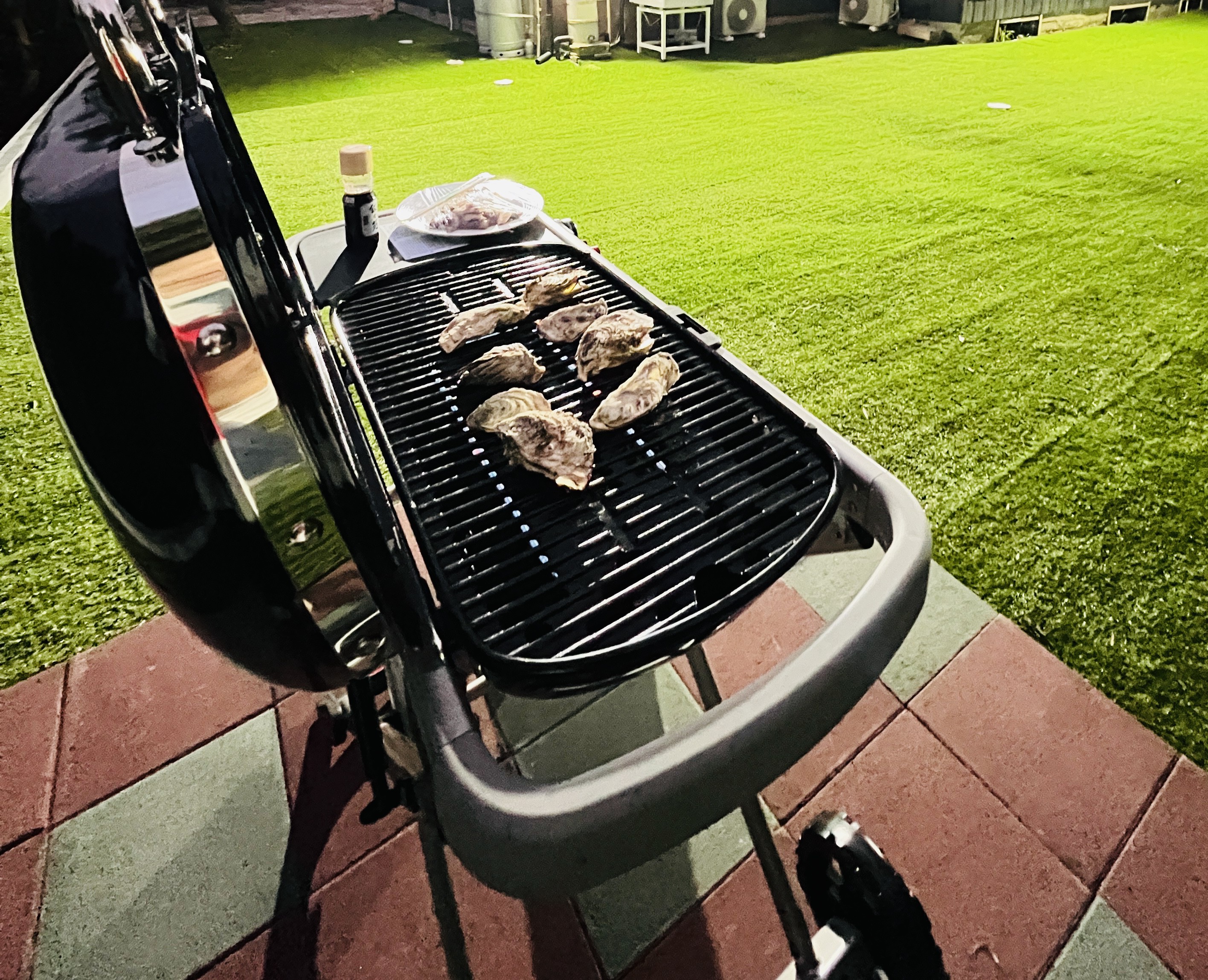 人工芝の庭で楽しむBBQ